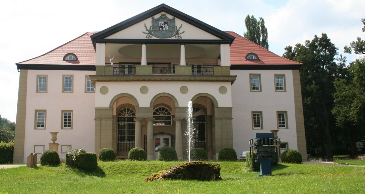 Historisches Gebäude mit rotem Dach und Säulen, davor ein kleiner Brunnen im Garten., © Natur.Nah. Schönbuch & Heckengäu Historisches Gebäude mit rotem Dach und Säulen, davor ein kleiner Brunnen im Garten., © Natur.Nah. Schönbuch & Heckengäu