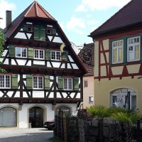 zwei Fachwerkhäuser - das Linke mit dunklem Fachwerk und weißen Gefachen mit grünen Fensterläden, das Rechte in gelb mit rötlichen Holzbalken, © Petra Natzkowski zwei Fachwerkhäuser - das Linke mit dunklem Fachwerk und weißen Gefachen mit grünen Fensterläden, das Rechte in gelb mit rötlichen Holzbalken, © Petra Natzkowski