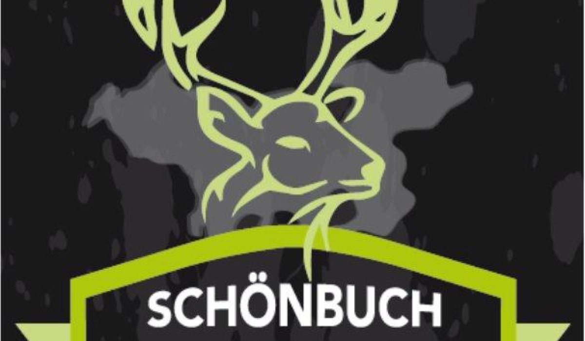 Logo der Schönbuch Trophy mit stilisiertem Hirschkopf und grünem Banner auf dunklem Hintergrund., © Natur.Nah. Schönbuch & Heckengäu