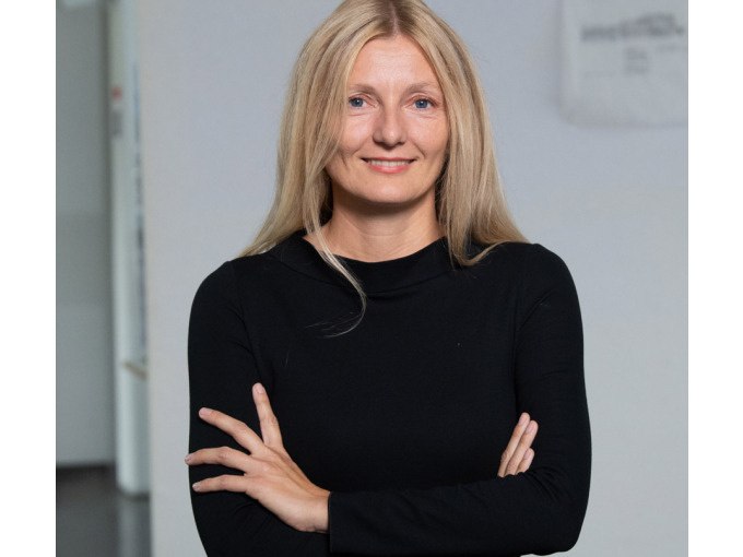 Frau mit langen blonden Haaren in schwarzem Oberteil, lächelnd, mit verschränkten Armen., © Stadt Waldenbuch Frau mit langen blonden Haaren in schwarzem Oberteil, lächelnd, mit verschränkten Armen., © Stadt Waldenbuch
