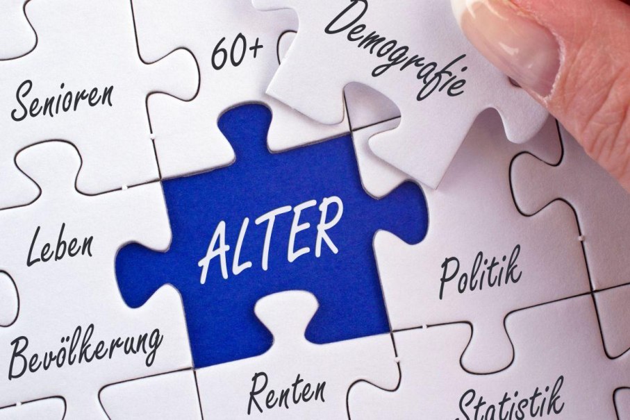 Puzzle mit dem Wort 'ALTER' in der Mitte, umgeben von Begriffen wie 'Senioren', 'Demografie', 'Politik', 'Renten'. Eine Hand fügt ein Teil hinzu., © Bürgerengagement und Bürgerhäuser Puzzle mit dem Wort 'ALTER' in der Mitte, umgeben von Begriffen wie 'Senioren', 'Demografie', 'Politik', 'Renten'. Eine Hand fügt ein Teil hinzu., © Bürgerengagement und Bürgerhäuser