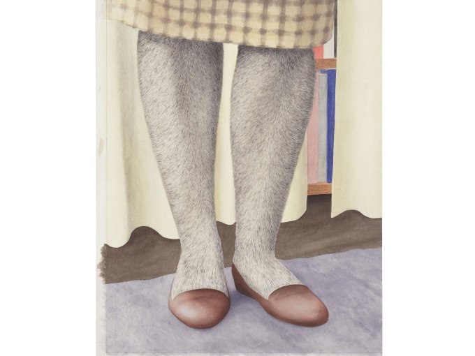 Behaarte Beine in Strumpfhosen und braunen Schuhen vor einem Vorhang. Im Hintergrund sind Bücher zu sehen., © Kunsthalle Göppingen Behaarte Beine in Strumpfhosen und braunen Schuhen vor einem Vorhang. Im Hintergrund sind Bücher zu sehen., © Kunsthalle Göppingen