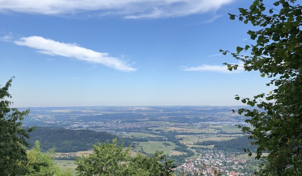 Blick von einem Aussichtspunkt bei der Bernharduskapelle auf eine weite Landschaft, umrahmt von Bäumen und blauem Himmel., © Touristik und Marketing GmbH Blick von einem Aussichtspunkt bei der Bernharduskapelle auf eine weite Landschaft, umrahmt von Bäumen und blauem Himmel., © Touristik und Marketing GmbH