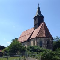 Die Bartholom&auml;uskirche in Gro&szlig;altdorf zeigt sich mit ihrem markanten roten Ziegeldach und einem h&ouml;lzernen Dachreiter unter klarem, blauem Himmel., &copy; Petra Natzkowski
