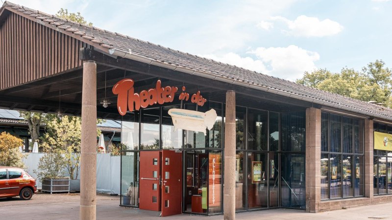 Eingang des Theaters in der Badewanne mit Glasfront und rotem Auto davor. Ein Schild mit dem Theaternamen und einer Badewanne ist sichtbar., &copy; Stuttgart Marketing GmbH, Sarah Schmid