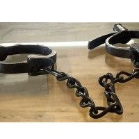 Alte Metallfesseln mit einer Kette liegen auf einem Holztisch. Sie erinnern an historische Methoden der Gefangennahme., &copy; Stadt Besigheim