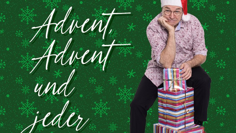 Ein Mann mit Weihnachtsmütze sitzt auf Geschenken vor grünem Hintergrund. Text: Heinrich del Core, Advent, Advent und jeder rennt., © Roth & Friends Veranstaltungsagentur Ein Mann mit Weihnachtsmütze sitzt auf Geschenken vor grünem Hintergrund. Text: Heinrich del Core, Advent, Advent und jeder rennt., © Roth & Friends Veranstaltungsagentur