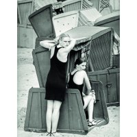 Zwei Frauen in Badeanz&uuml;gen posieren an einem Strandkorb. Die Szene wirkt nostalgisch und erinnert an vergangene Zeiten., &copy; Kunsthalle G&ouml;ppingen