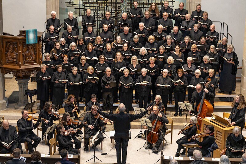 Ein Chor und Orchester in einer Kirche bei einem Konzert. Der Dirigent steht vorne, die Musiker spielen Streichinstrumente. Der Chor singt aus Noten., © Stadtverwaltung Vaihingen an der Enz Ein Chor und Orchester in einer Kirche bei einem Konzert. Der Dirigent steht vorne, die Musiker spielen Streichinstrumente. Der Chor singt aus Noten., © Stadtverwaltung Vaihingen an der Enz