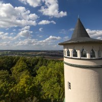 Der Engelbergturm in Leonberg ragt über eine grüne Landschaft, unter einem blauen Himmel mit weißen Wolken., © SMG Achim Mende