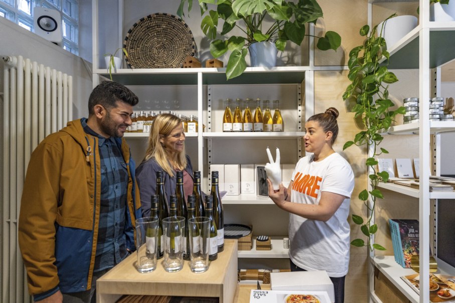 Ein Paar ist bei der Beratung in einem Laden mit der Verk&auml;uferin zu sehen, &copy; Torsten Wenzler