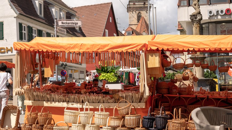 Marktstand mit Flechtwaren auf dem N&uuml;rtinger Fr&uuml;hlingsmarkt, &copy; Stadt N&uuml;rtingen