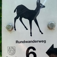 Schild mit Rehsymbol und der Aufschrift 'Rundwanderweg 6'. Unten steht 'Remseck am Neckar'. Zwei Schrauben befestigen das Schild., &copy; Stadtverwaltung Remseck am Neckar