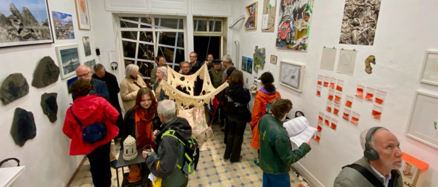Besucher einer Kunstausstellung betrachten verschiedene Kunstwerke in einer Galerie. Die Wände sind mit Gemälden und Skulpturen dekoriert., © Oberwelt e.V. Besucher einer Kunstausstellung betrachten verschiedene Kunstwerke in einer Galerie. Die Wände sind mit Gemälden und Skulpturen dekoriert., © Oberwelt e.V.