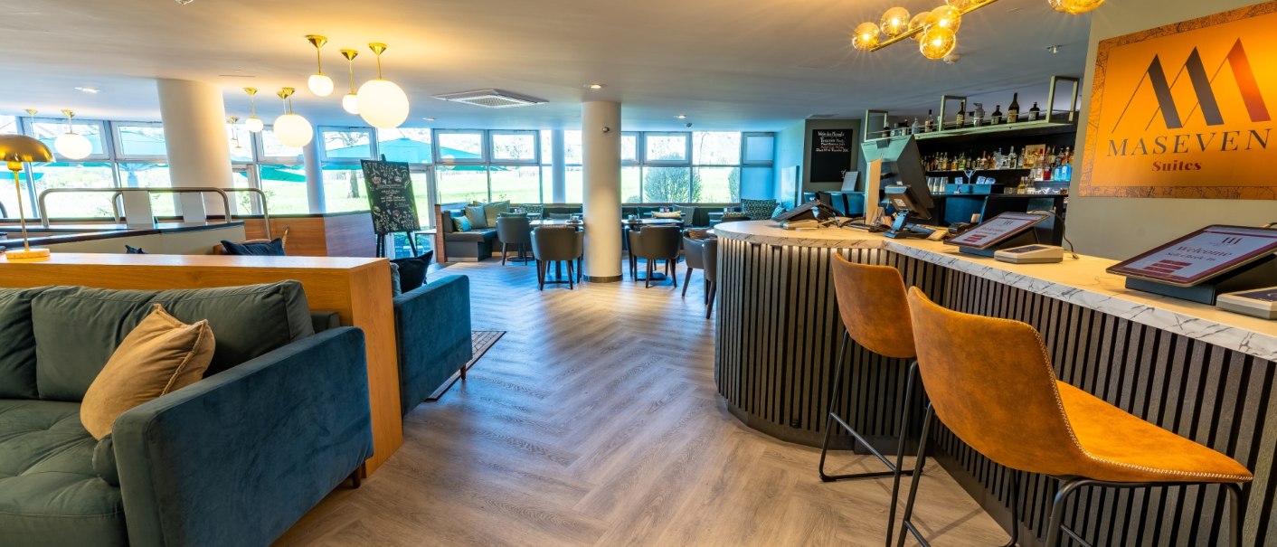 Moderne Hotellobby mit stilvoller Rezeption, gemütlichen Sitzbereichen und einer Bar. Helle Beleuchtung und große Fenster sorgen für eine einladende Atmosphäre., © MASEVEN Stuttgart SI-Centrum Moderne Hotellobby mit stilvoller Rezeption, gemütlichen Sitzbereichen und einer Bar. Helle Beleuchtung und große Fenster sorgen für eine einladende Atmosphäre., © MASEVEN Stuttgart SI-Centrum