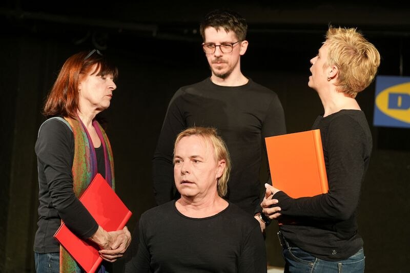 Vier Personen in schwarzer Kleidung stehen auf einer B&uuml;hne und halten rote Mappen. Sie scheinen in eine Diskussion vertieft zu sein., &copy; Stadt Sindelfingen