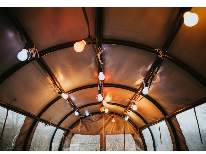 Innenansicht eines Zeltdachs mit bunten Lichtern, die an den Streben befestigt sind. Die Lichter schaffen eine warme Atmosphäre., © Cool-Tours StattReisen Innenansicht eines Zeltdachs mit bunten Lichtern, die an den Streben befestigt sind. Die Lichter schaffen eine warme Atmosphäre., © Cool-Tours StattReisen