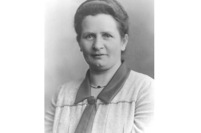 Schwarz-weiß Porträt einer Frau in formeller Kleidung. Sie hat kurzes, hochgestecktes Haar und schaut direkt in die Kamera., © Touristik und Marketing GmbH