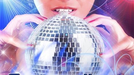 Eine Frau hält eine glänzende Discokugel vor ihrem Gesicht, umgeben von bunten Lichteffekten., © Kulturzentrum Dieselstrasse Eine Frau hält eine glänzende Discokugel vor ihrem Gesicht, umgeben von bunten Lichteffekten., © Kulturzentrum Dieselstrasse