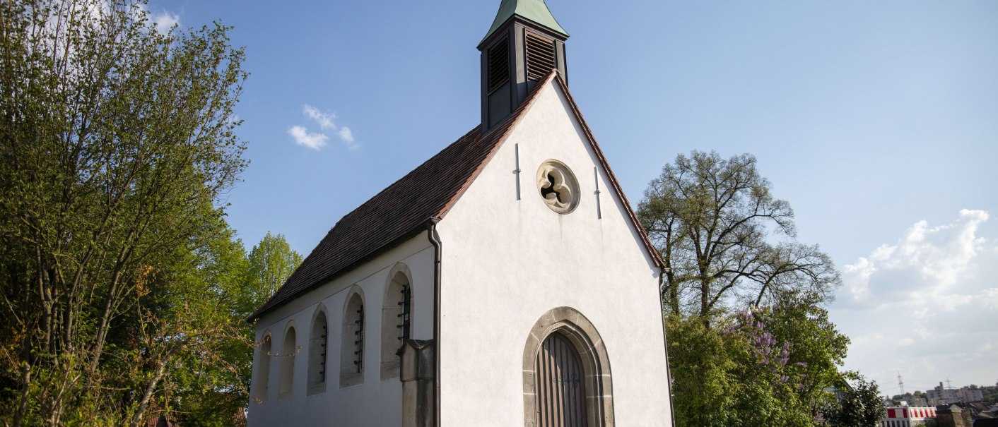 Die Maria Hilf Kapelle in Wernau steht unter blauem Himmel, umgeben von Bäumen und gepflegten Hecken., © Stuttgart-Marketing GmbH, Achim Mende