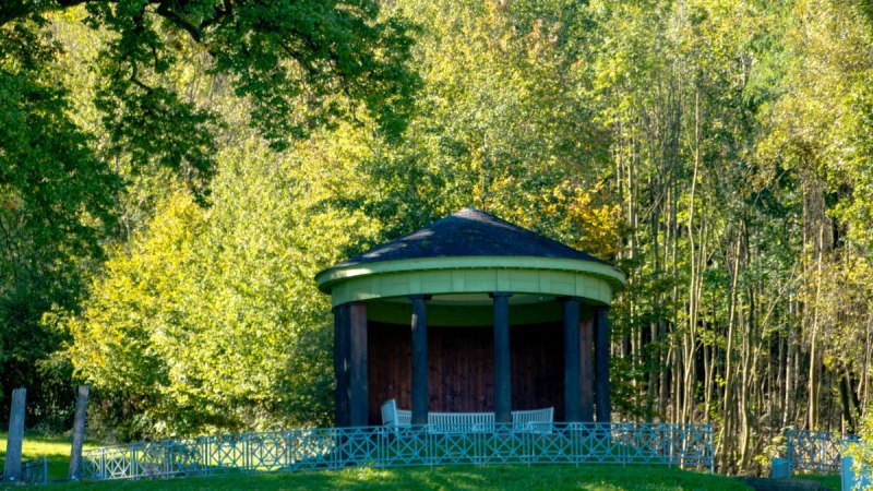 Ein rundes Pavillon mit Säulen steht inmitten einer grünen Landschaft, umgeben von Bäumen und Wiese., © Landkreis Göppingen