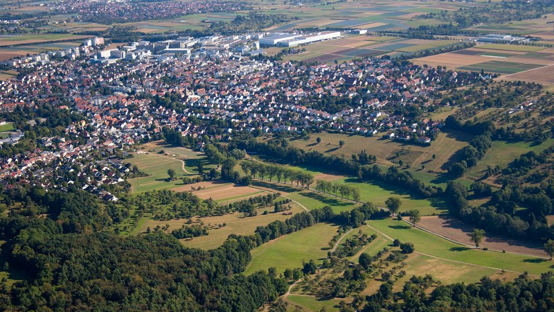 Luftaufnahme von Filderstadt: Wohngebiete, landwirtschaftliche Flächen und grüne Landschaften prägen das Bild. Im Hintergrund sind Felder und Gebäude zu sehen., © Stuttgart-Marketing GmbH
