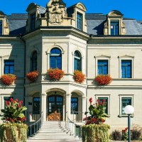 Das Neue Schloss in Gaildorf mit blumengeschmückten Fenstern und moderner Architektur im Hintergrund. Ein sonniger Tag mit klarem Himmel., © Stuttgart-Marketing GmbH, Sarah Schmid Das Neue Schloss in Gaildorf mit blumengeschmückten Fenstern und moderner Architektur im Hintergrund. Ein sonniger Tag mit klarem Himmel., © Stuttgart-Marketing GmbH, Sarah Schmid