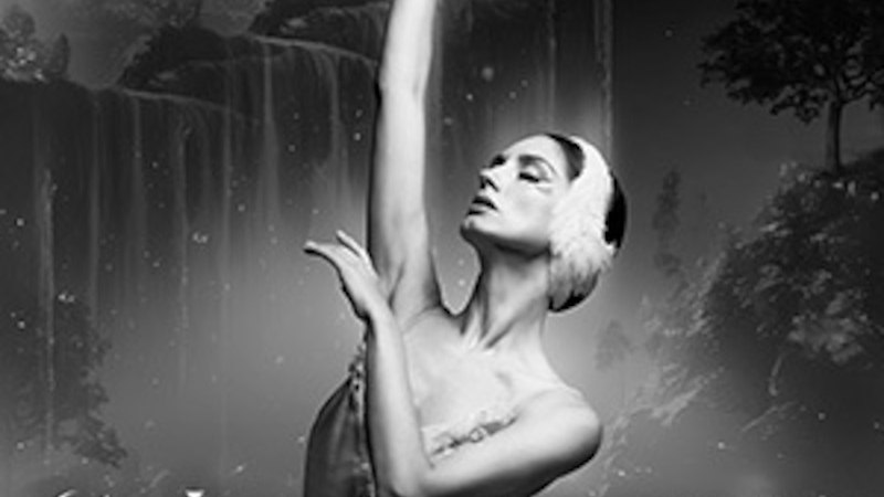 Eine Ballerina in einem Schwanenkost&uuml;m posiert anmutig vor einem mystischen Waldhintergrund. Der Titel 'Schwanensee - Jenseits der B&uuml;hne' ist eingeblendet., &copy; Konstantin Rain be.entertained