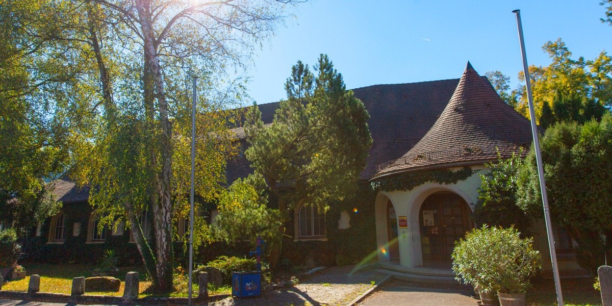 Das Carl-Schweizer-Museum in Murrhardt, umgeben von Bäumen und Pflanzen, bei strahlendem Sonnenschein., © Stuttgart-Marketing GmbH