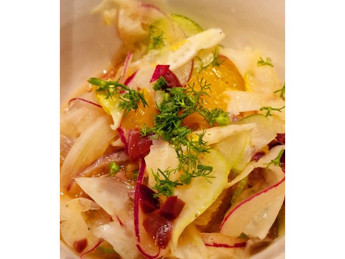 Ein frischer Salat mit Fenchel, Orangen und Kräutern, kunstvoll angerichtet in einer Schüssel., © Kultweine-Kochwelten-Kunstücke - Kochschule Sonja Lenz Ein frischer Salat mit Fenchel, Orangen und Kräutern, kunstvoll angerichtet in einer Schüssel., © Kultweine-Kochwelten-Kunstücke - Kochschule Sonja Lenz