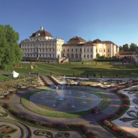 Das Ludwigsburger Residenzschloss mit barocken Gärten und einem zentralen Springbrunnen bei klarem Himmel., © Stuttgart Marketing GmbH Achim Mende