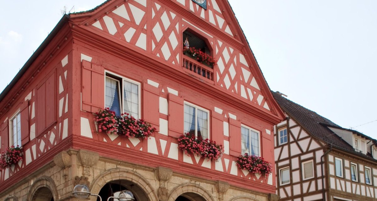 Fachwerk-Rathaus mit Uhrturm, roten und weißen Balken, Blumen an den Fenstern und Arkaden im Erdgeschoss. Klarer Himmel im Hintergrund., © Waiblingen - Stuttgart-Marketing GmbH Fachwerk-Rathaus mit Uhrturm, roten und weißen Balken, Blumen an den Fenstern und Arkaden im Erdgeschoss. Klarer Himmel im Hintergrund., © Waiblingen - Stuttgart-Marketing GmbH