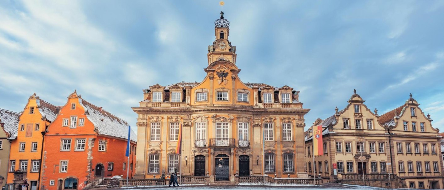 Das Rathaus von Schw&auml;bisch Hall im Winter, mit schneebedeckten D&auml;chern und einem klaren blauen Himmel. Die Architektur ist barock und pr&auml;chtig verziert., &copy; Stadt Schw&auml;bisch Hall - Michael K&uuml;hneisen