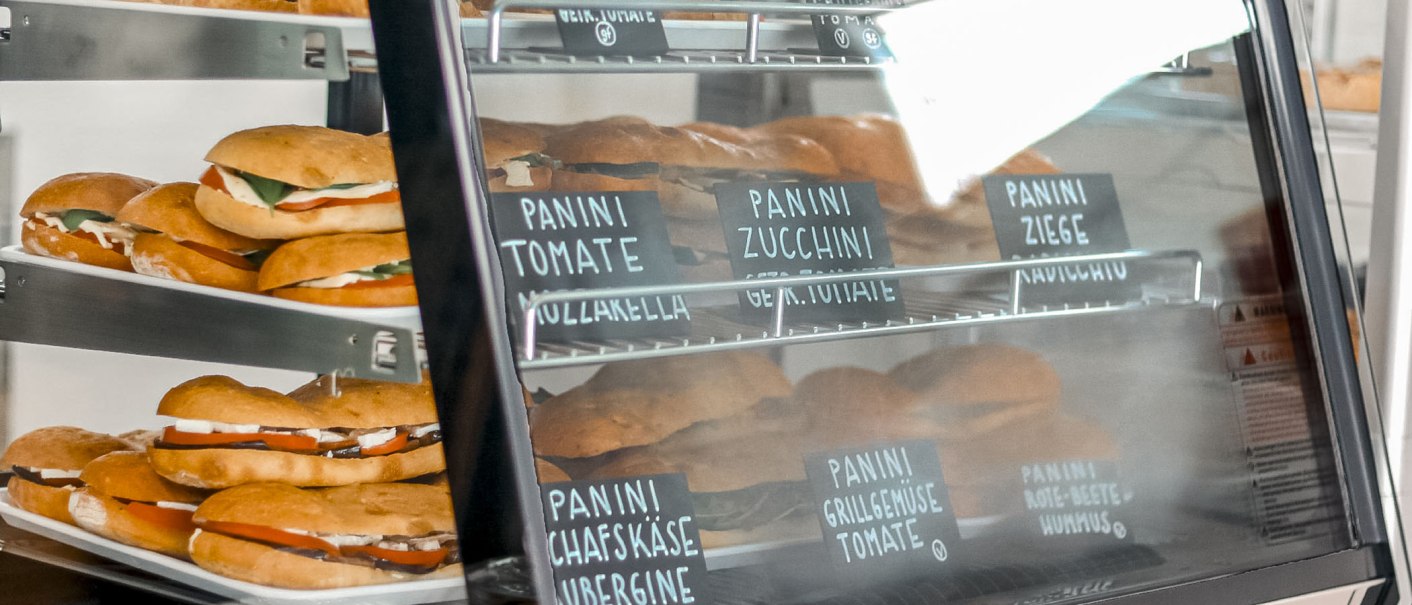 Vitrine mit verschiedenen belegten Panini und Seele im Kulturzentrum MERLIN e.V. Stuttgart., © Merlin, Stuttgart Vitrine mit verschiedenen belegten Panini und Seele im Kulturzentrum MERLIN e.V. Stuttgart., © Merlin, Stuttgart