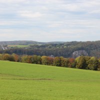 Der Weg führt an den Wiesen von Wittlingen entlang, © Bad Urach Tourismus