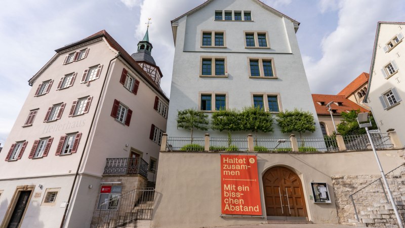Das Bandhaus Theater in Backnang mit benachbarten historischen Geb&auml;uden. Ein Plakat fordert zur Einhaltung von Abstand auf. Der Himmel ist bew&ouml;lkt., &copy; Stuttgart Marketing GmbH, Fotografin Martina Denker