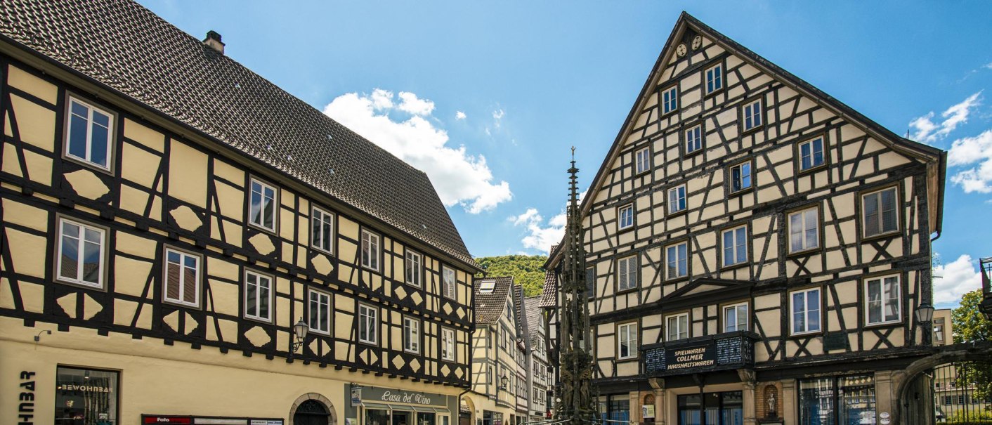 Fachwerkhäuser am Marktplatz von Bad Urach, sonniger Himmel, historisches Ambiente., © Stuttgart-Marketing GmbH, Sarah Schmid Fachwerkhäuser am Marktplatz von Bad Urach, sonniger Himmel, historisches Ambiente., © Stuttgart-Marketing GmbH, Sarah Schmid