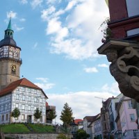 Der Backnanger Stadtturm mit seiner Uhr und Fachwerkh&auml;usern im Vordergrund. Der Himmel ist blau mit einigen Wolken., &copy; Stuttgart-Marketing GmbH, Achim Mende