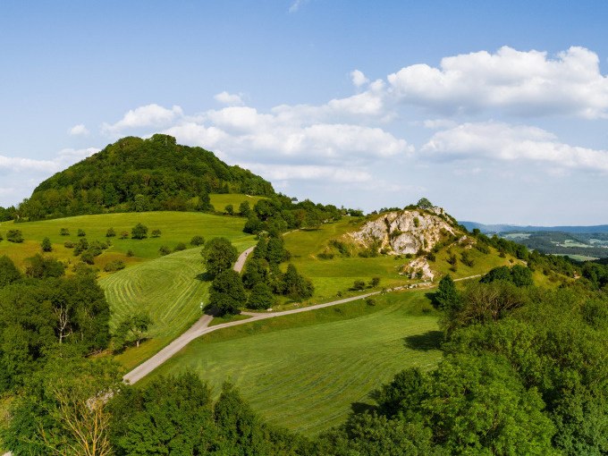 Gr&uuml;ne H&uuml;gel mit einem gewundenen Weg, umgeben von B&auml;umen und Wiesen unter einem blauen Himmel mit Wolken., &copy; Stadt G&ouml;ppingen