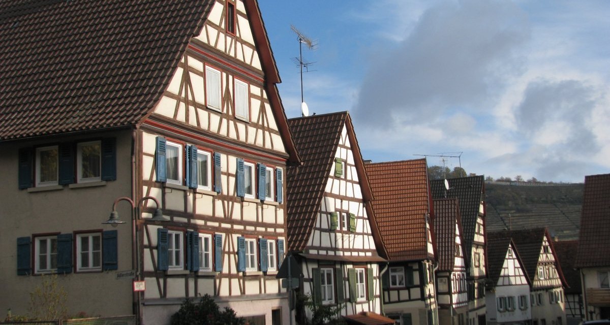 Reihe von Fachwerkh&auml;usern in einer alten Stra&szlig;e, unter blauem Himmel mit einigen Wolken., &copy; Land der 1000 H&uuml;gel - Kraichgau-Stromberg