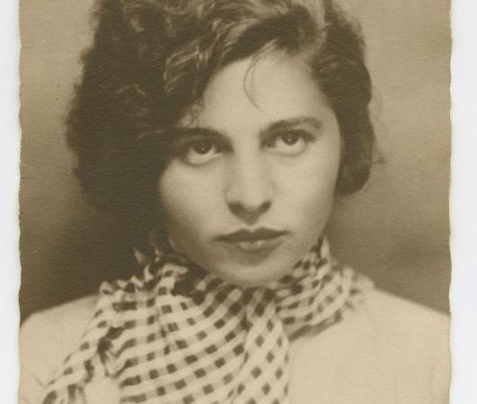 Schwarz-wei&szlig; Portr&auml;t einer Frau mit kariertem Schal und welligem Haar. Der Hintergrund ist neutral. Unten ist eine Unterschrift zu sehen., &copy; Backnang