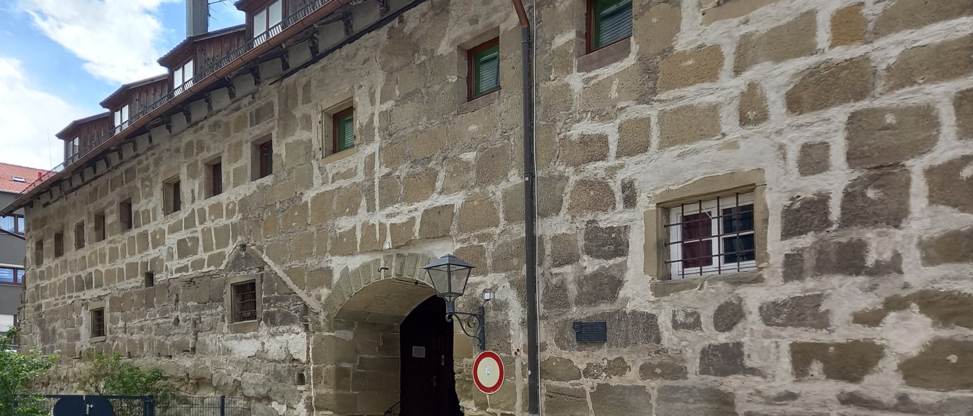 Stadtmauer an der Grabenstra&szlig;e - Die historische Stadtmauer in Gaildorf zeigt einen Torbogen und kleine Fenster. Die Mauer besteht aus grobem Stein und ist von einem Geb&auml;ude &uuml;berdacht., &copy; Petra Natzkowski