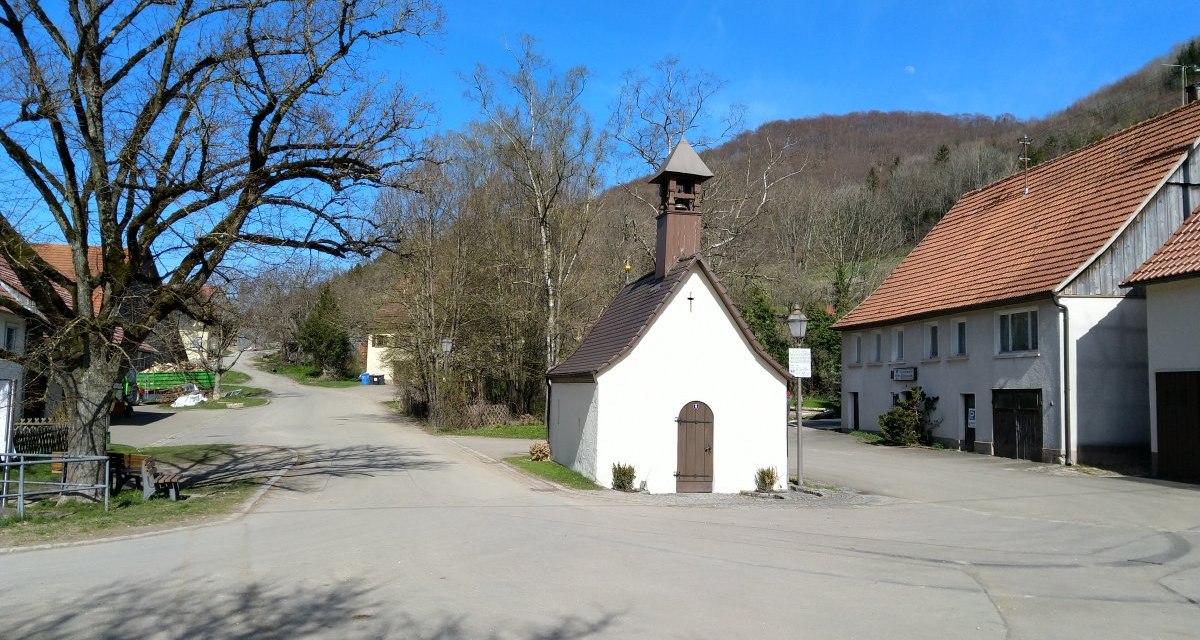 Dorfplatz Beuren mit Kapelle, © Jürgen Schirle Dorfplatz Beuren mit Kapelle, © Jürgen Schirle