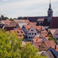Panorama der historischen Altstadt von Marbach am Neckar mit Fachwerkhäusern und Kirchtürmen unter blauem Himmel., © SMG Achim Mende Panorama der historischen Altstadt von Marbach am Neckar mit Fachwerkhäusern und Kirchtürmen unter blauem Himmel., © SMG Achim Mende