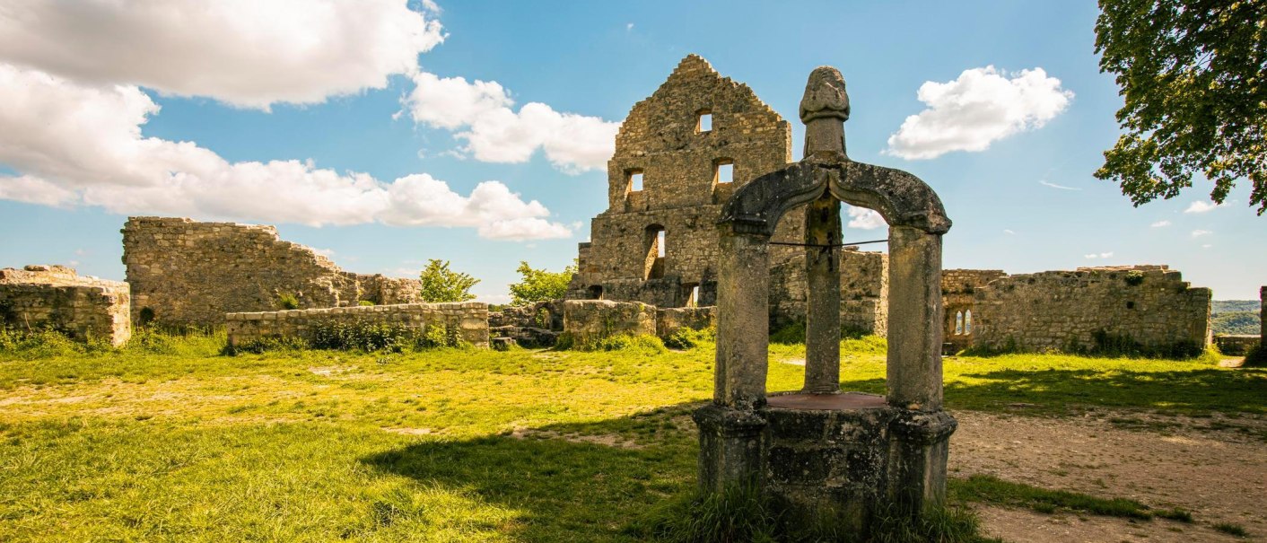 Ruinen der Burg Hohenurach bei Bad Urach, umgeben von grüner Wiese und Bäumen, unter einem blauen Himmel mit weißen Wolken., © Stuttgart-Marketing GmbH, Sarah Schmid Ruinen der Burg Hohenurach bei Bad Urach, umgeben von grüner Wiese und Bäumen, unter einem blauen Himmel mit weißen Wolken., © Stuttgart-Marketing GmbH, Sarah Schmid