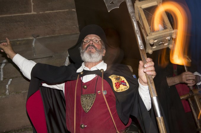 Ein Nachtwächter in historischer Kleidung mit Laterne und Hellebarde gestikuliert lebhaft., © Stadtverwaltung Weil der Stadt Ein Nachtwächter in historischer Kleidung mit Laterne und Hellebarde gestikuliert lebhaft., © Stadtverwaltung Weil der Stadt