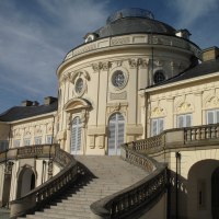 Schloss Solitude mit seiner eleganten, geschwungenen Treppe und kunstvollen Fassadendetails vor einem klaren blauen Himmel., &copy; RadL Leonberg