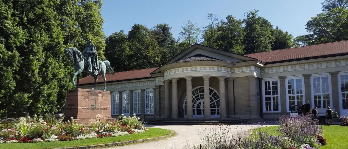 Der Kursaal im Kurpark Stuttgart-Bad Cannstatt mit einer Reiterstatue im Vordergrund und blühenden Blumenbeeten., © Stuttgart-Marketing GmbH