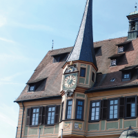 Das historische Rathaus von Bietigheim mit markantem Uhrturm und Fachwerkdach vor blauem Himmel., &copy; Stuttgart-Marketing GmbH