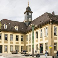 Das historische Rathaus von Göppingen am Marktplatz, umgeben von Bäumen und Menschen. Der Uhrturm ragt über das Gebäude hinaus., © SMG, Sarah Schmid Das historische Rathaus von Göppingen am Marktplatz, umgeben von Bäumen und Menschen. Der Uhrturm ragt über das Gebäude hinaus., © SMG, Sarah Schmid